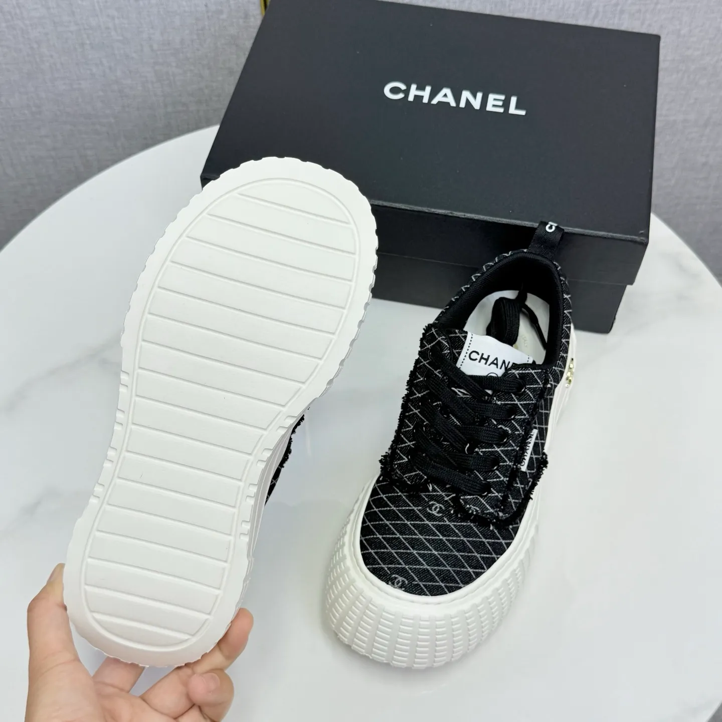 💕💕Factory direct selling price p640💕💕 Chanel Panda Shoes! 2025 counter's top casual sports shoes, this classic design; the upper is in the style of electric embroidery with various techniques; the outsole is fashionable and sporty; the unusual inclusion of a variety of color matching elements... The diversified mix and match is very good-looking and versatile, and can be used for leisure, fashion, sports, and outdoor... ꫛꫀꪝ Go➫ Materials: ❶Upper made of: original imported first-layer silk cowhide + original version waterproof cloth + original first-layer cowhide ❷Inner lining: Original Yangli+wang ❸ Outsole based on: Original TPU combination outsole Counter boutique packaging complete set for women 35–41